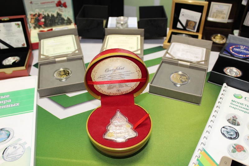 Бумажные тиынки и новогодние монеты представили на выставке в Петропавловске