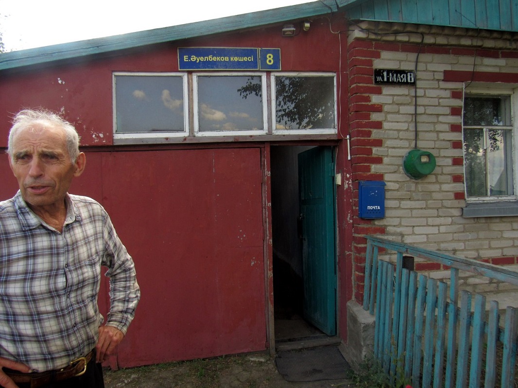 Пенсионер на севере Казахстана принципиально не снимает с дома табличку со старым названием улицы