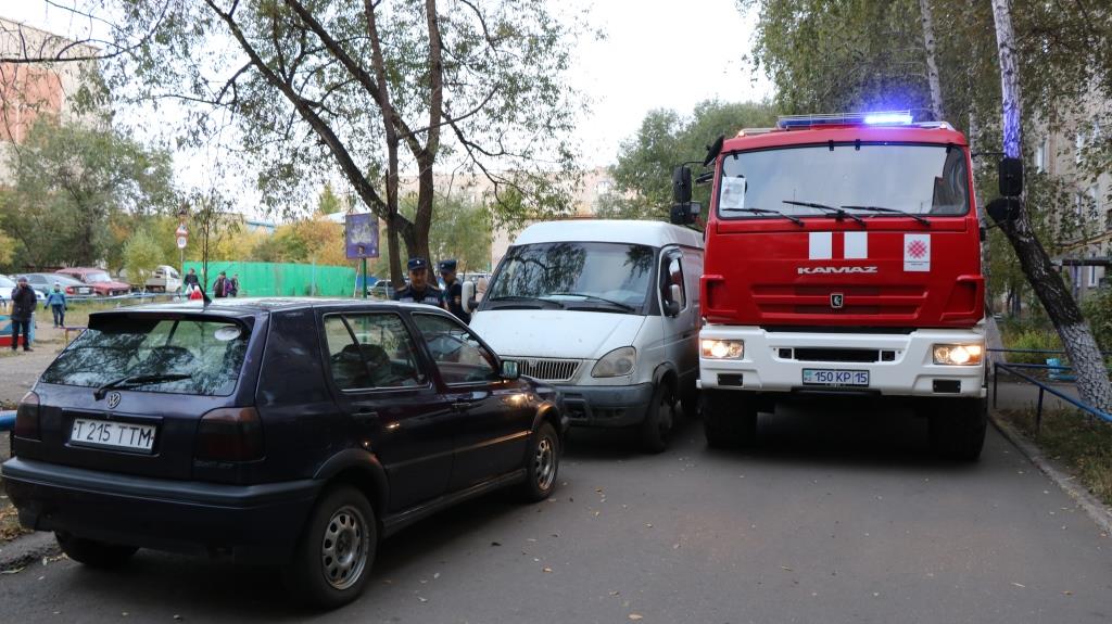 Проезд пожарной техники. Перегорожен проезд во дворе жалоба пожарным. Автомобиль загромоздил. Пожарная не может проехать во двор. Пожарные не могут проехать во дворе много машин.