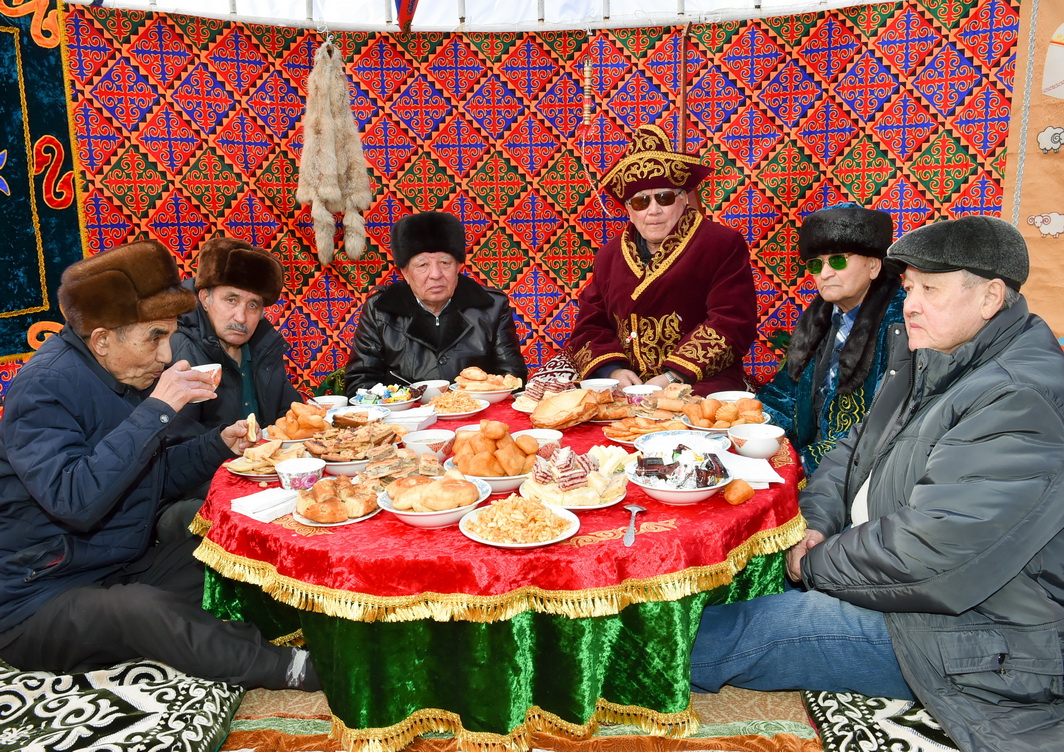 Наурыз мейрамы что это за праздник. Казахский стол. Праздник Наурыз в Казахстане. Новогодний стол у казахов. Украшение стола на Наурыз.