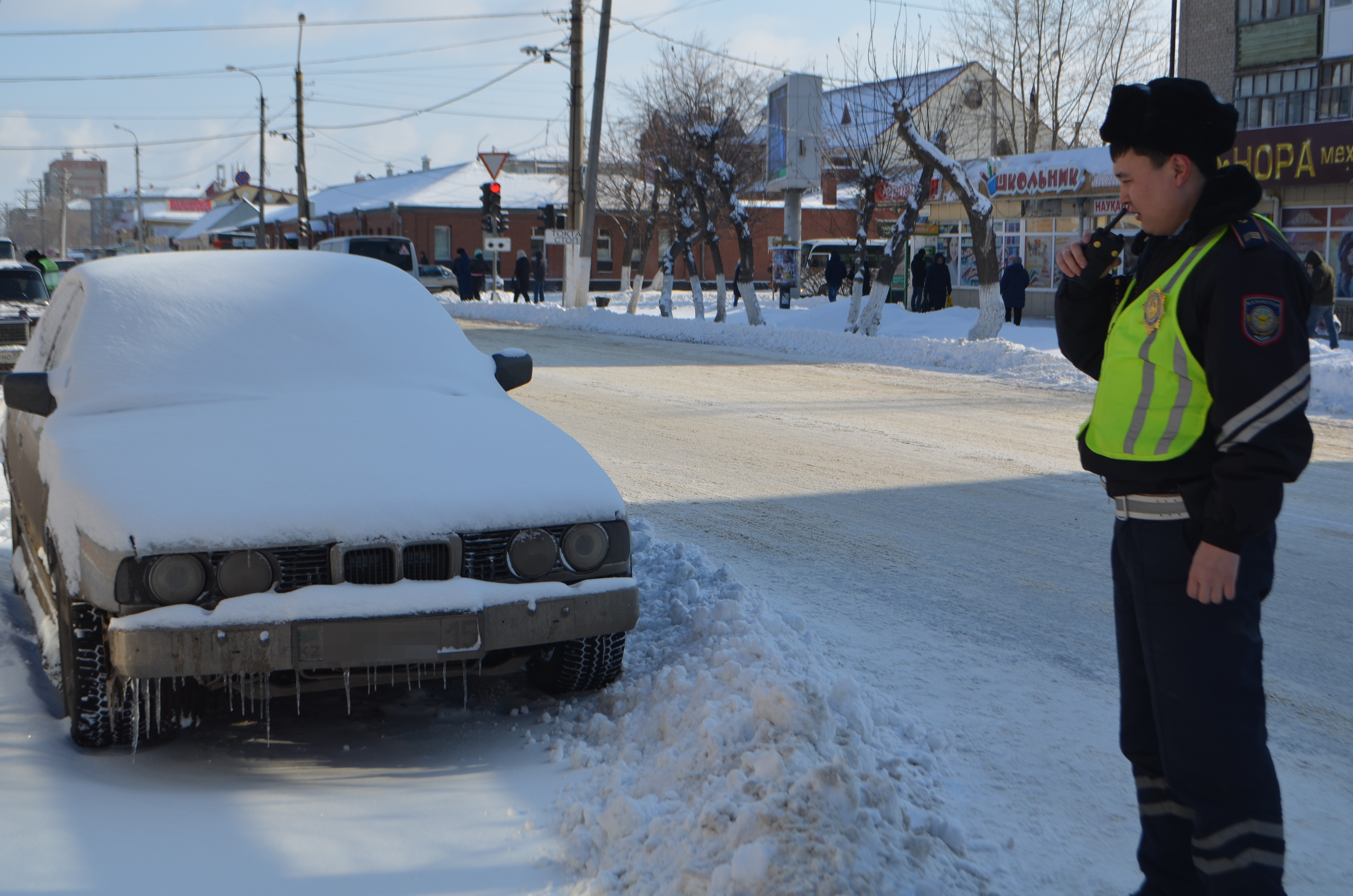 Автомобили петропавловск казахстан. ДПС убирают снег.