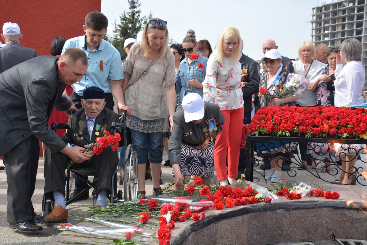 Цветы к Вечному огню возложил 102-летний ветеран Петропавловска