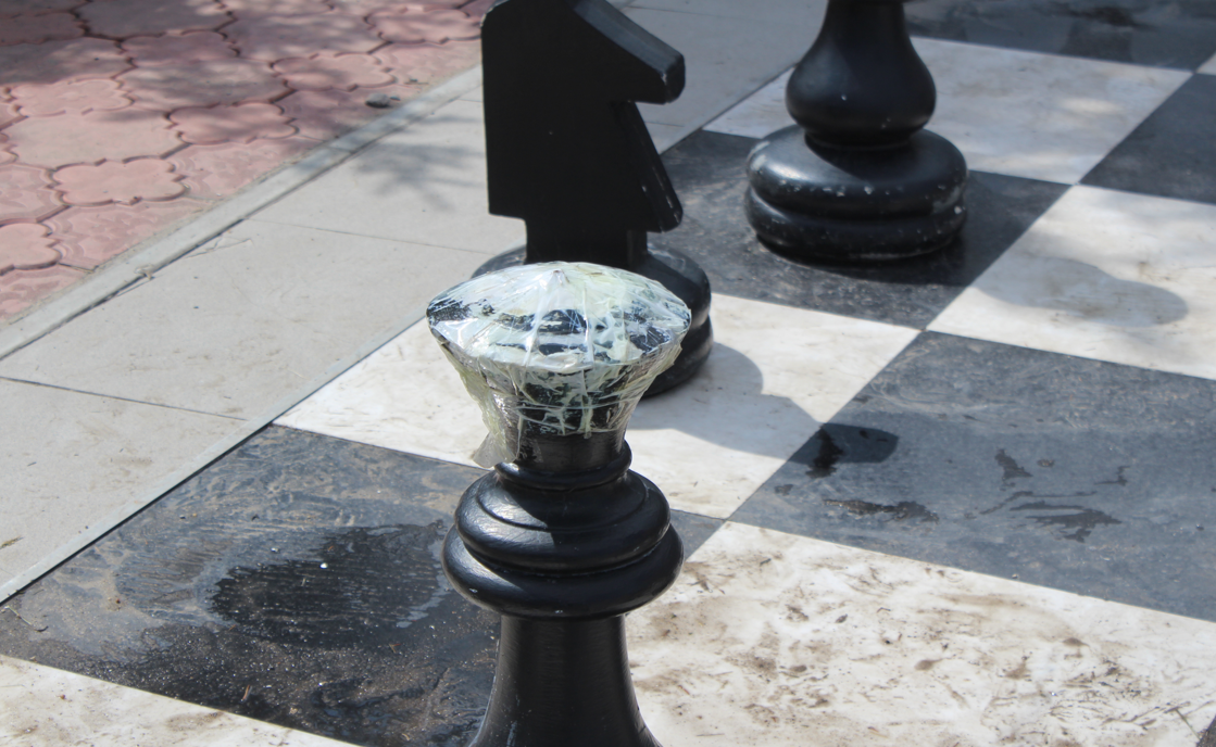 В Петропавловске декоративные шахматы обмотали скотчем