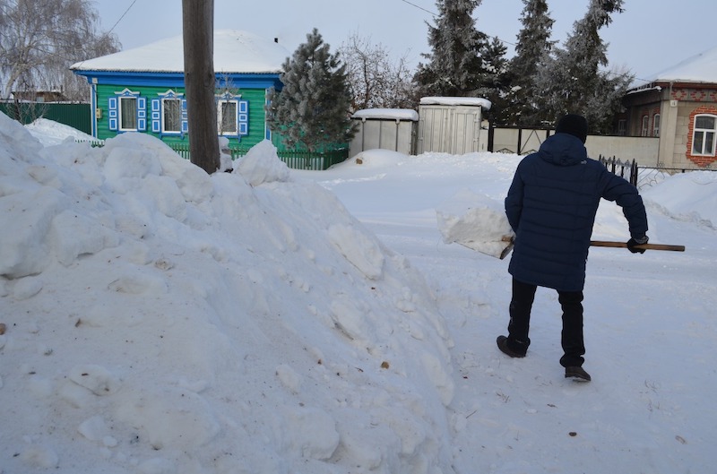 Жители Петропавловска скидывают снег на участки соседей
