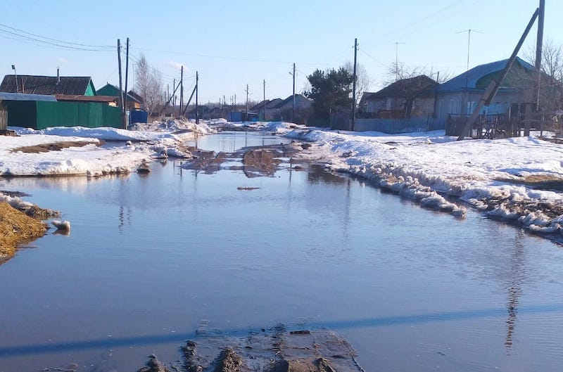 В резиновых сапогах и с лопатой встречают весну на севере Казахстана