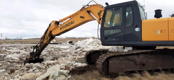 Паводок-2020: На севере Казахстана  дробят и режут лёд  во избежание заторов