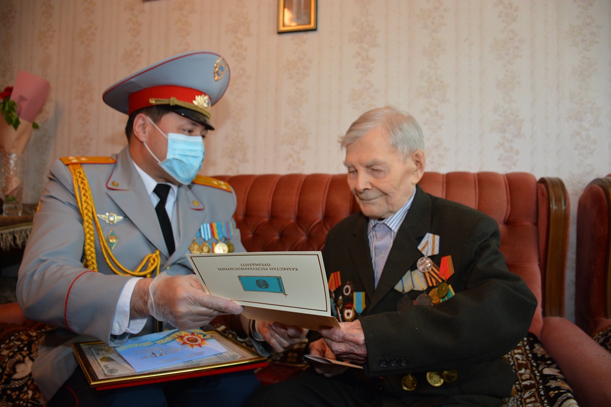 На севере Казахстана  полицейские поздравили ветеранов Великой Отечественной войны
