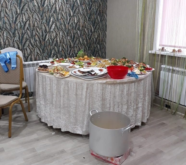 50 человек за столом: на севере Казахстана тамада развлекал гостей на семейном празднике