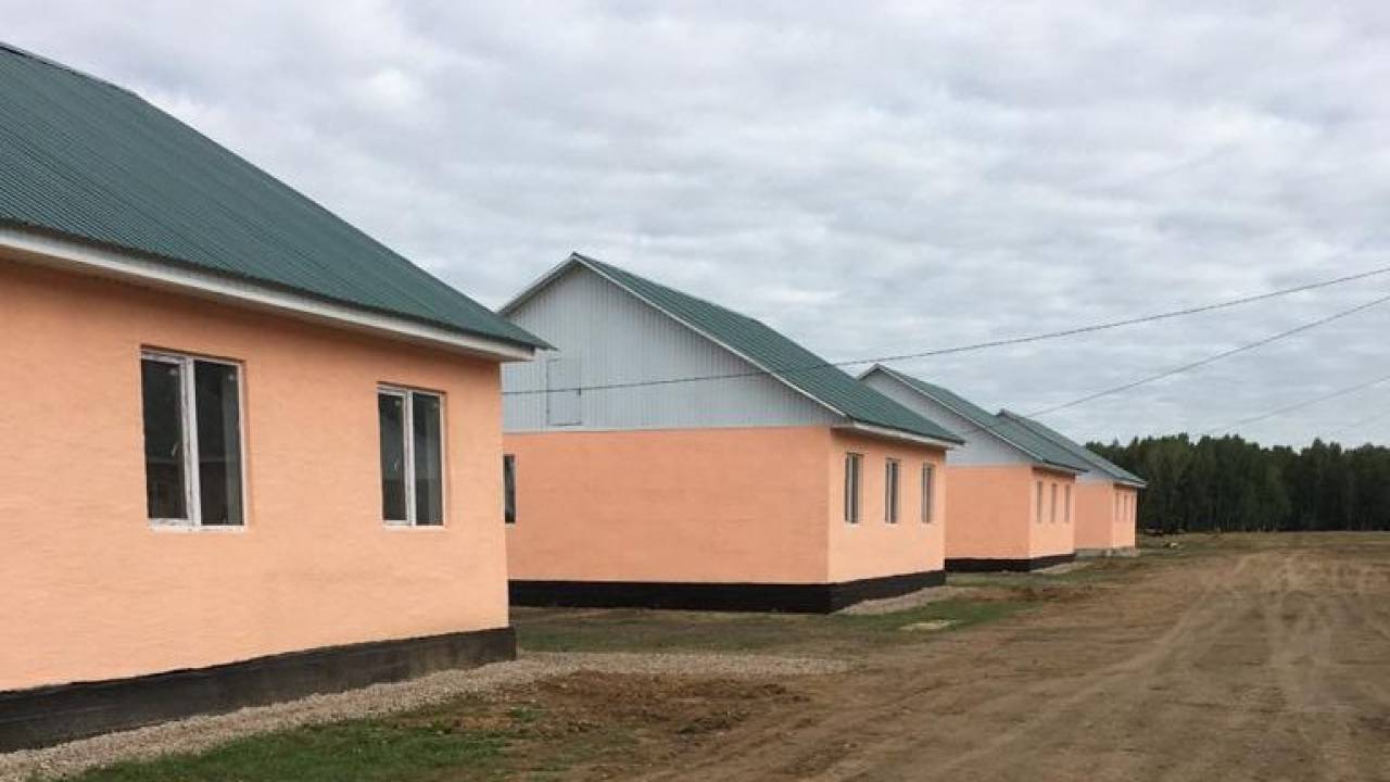 На севере Казахстана акима наказали за некачественные дома