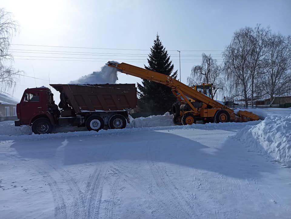 Более 200 единиц техники вывозят снег из Петропавловска