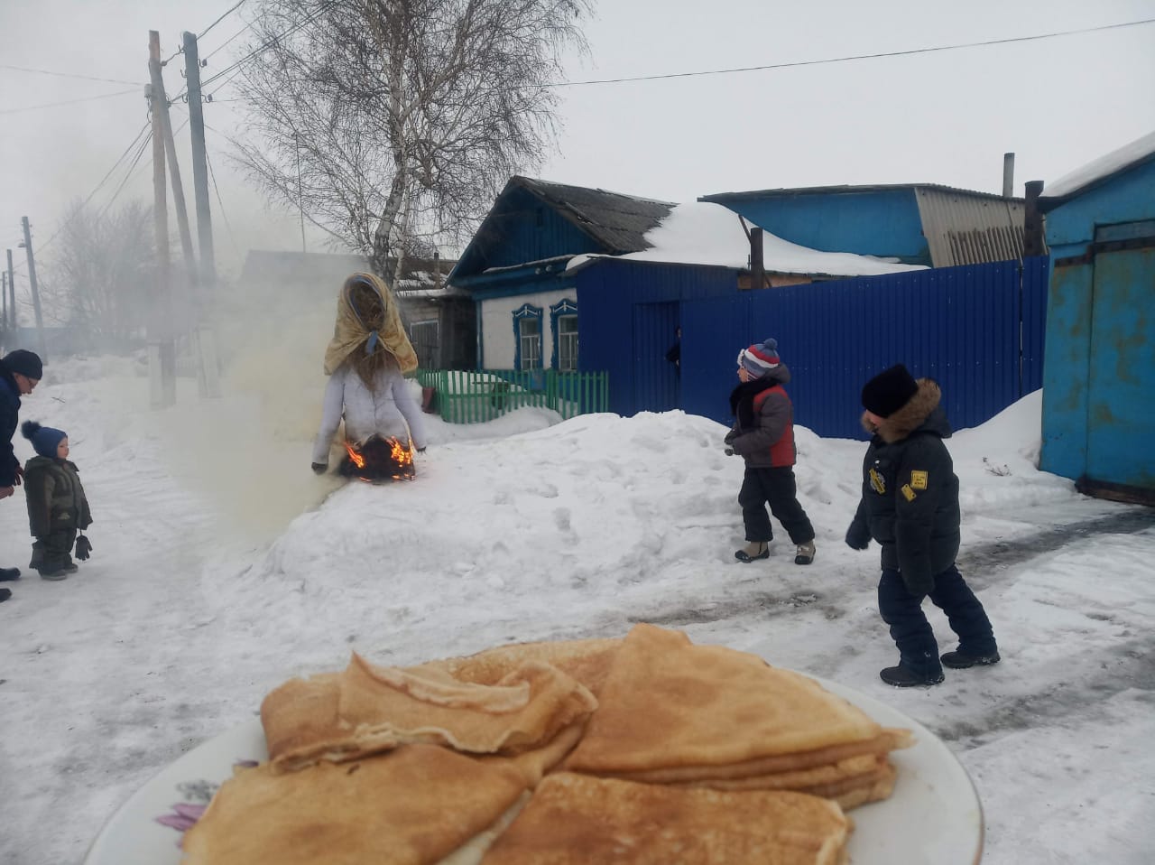 На севере Казахстана отпраздновали Масленицу с блинами и сожжением чучела