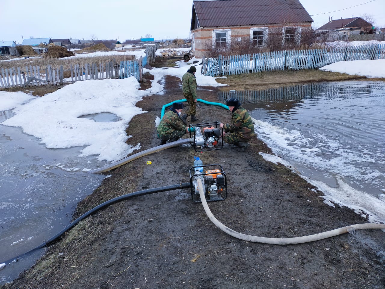 В окружении воды оказались жители села на севере Казахстана