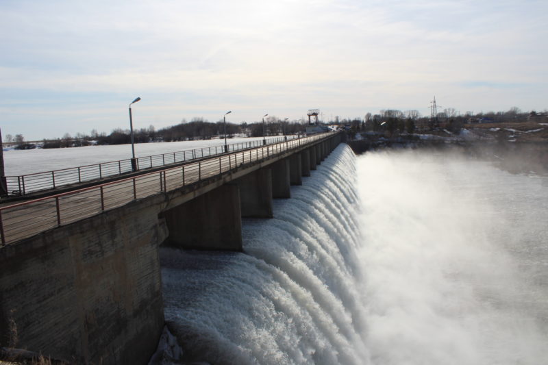 Перелив воды через плотину Сергеевского водохранилища быстро возрастает