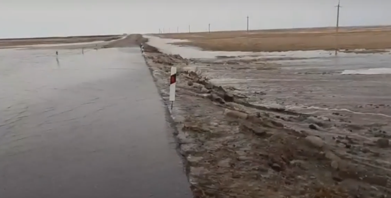 Паводок-2021 начался: на севере Казахстана вода заливает трассу