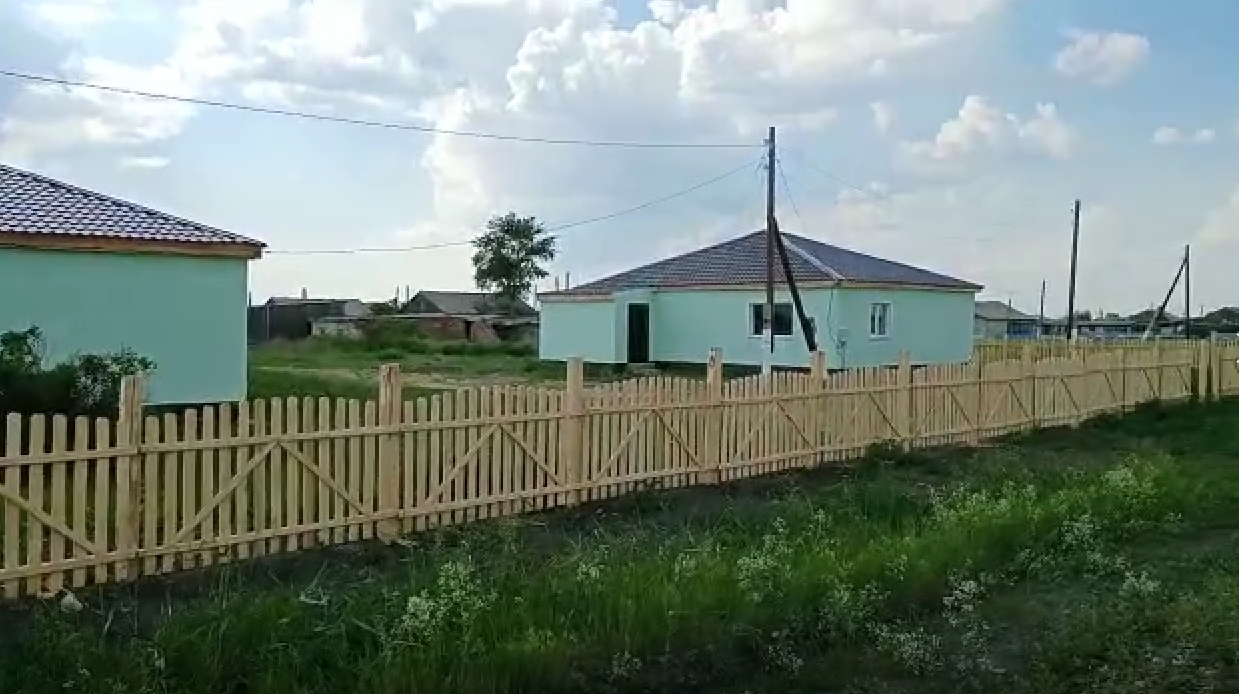 Экскурсия по домикам для переселенцев на севере Казахстана