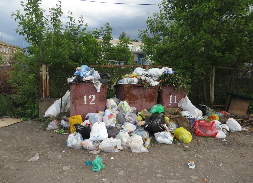 Во дворах Петропавловска скопились кучи мусора