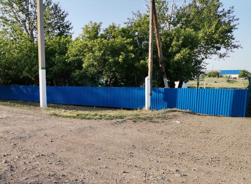 В селе на севере Казахстана появился странный забор