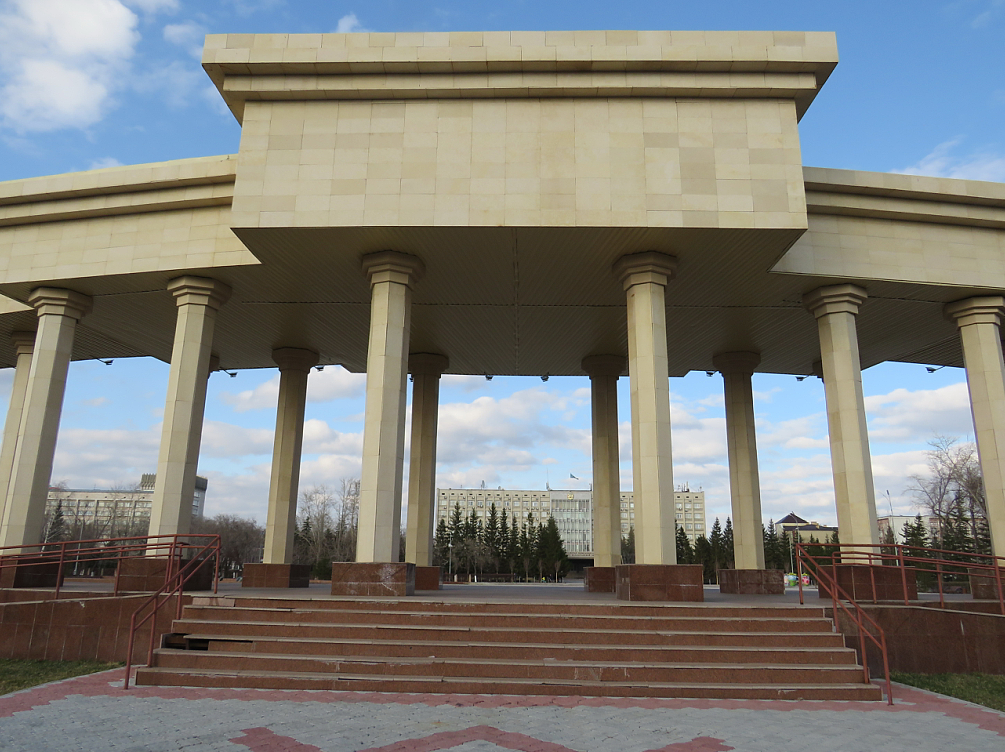 В Петропавловске работники ЖКХ очищают разрисованную колоннаду в парке