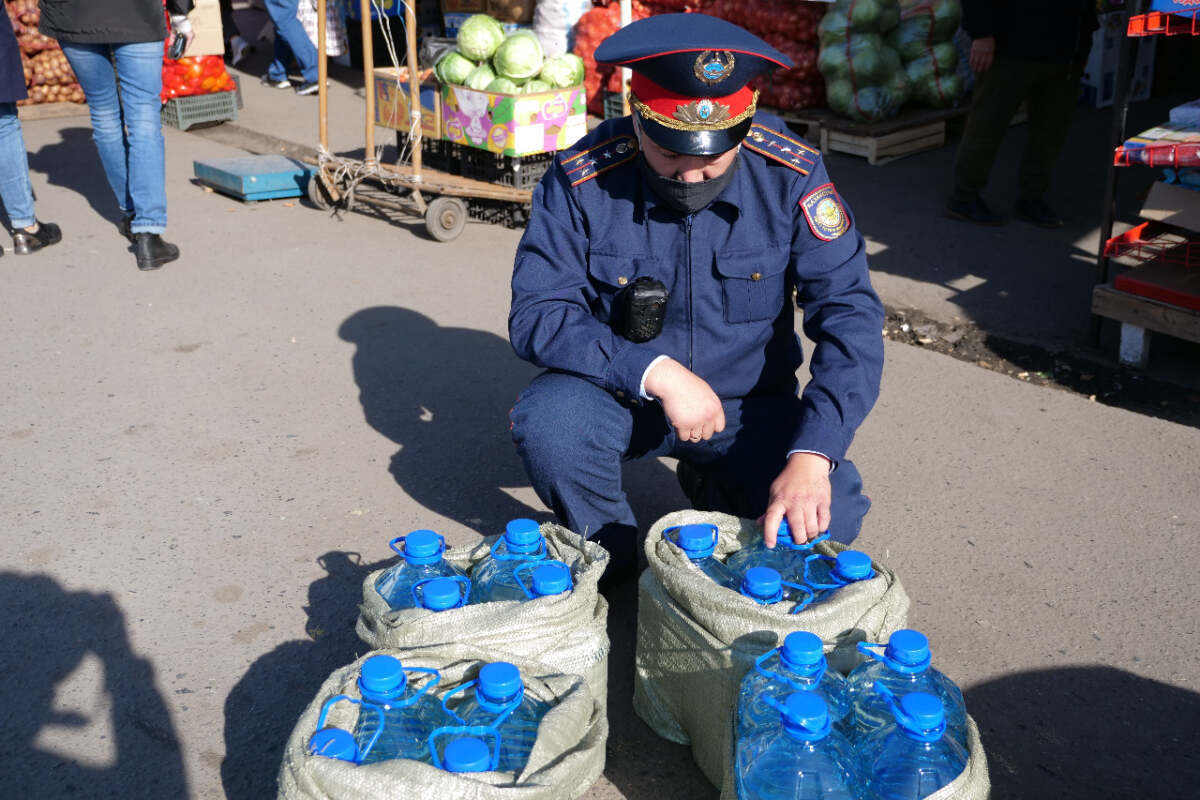 На севере Казахстана изъяли 6 тысяч литров контрафактного алкоголя