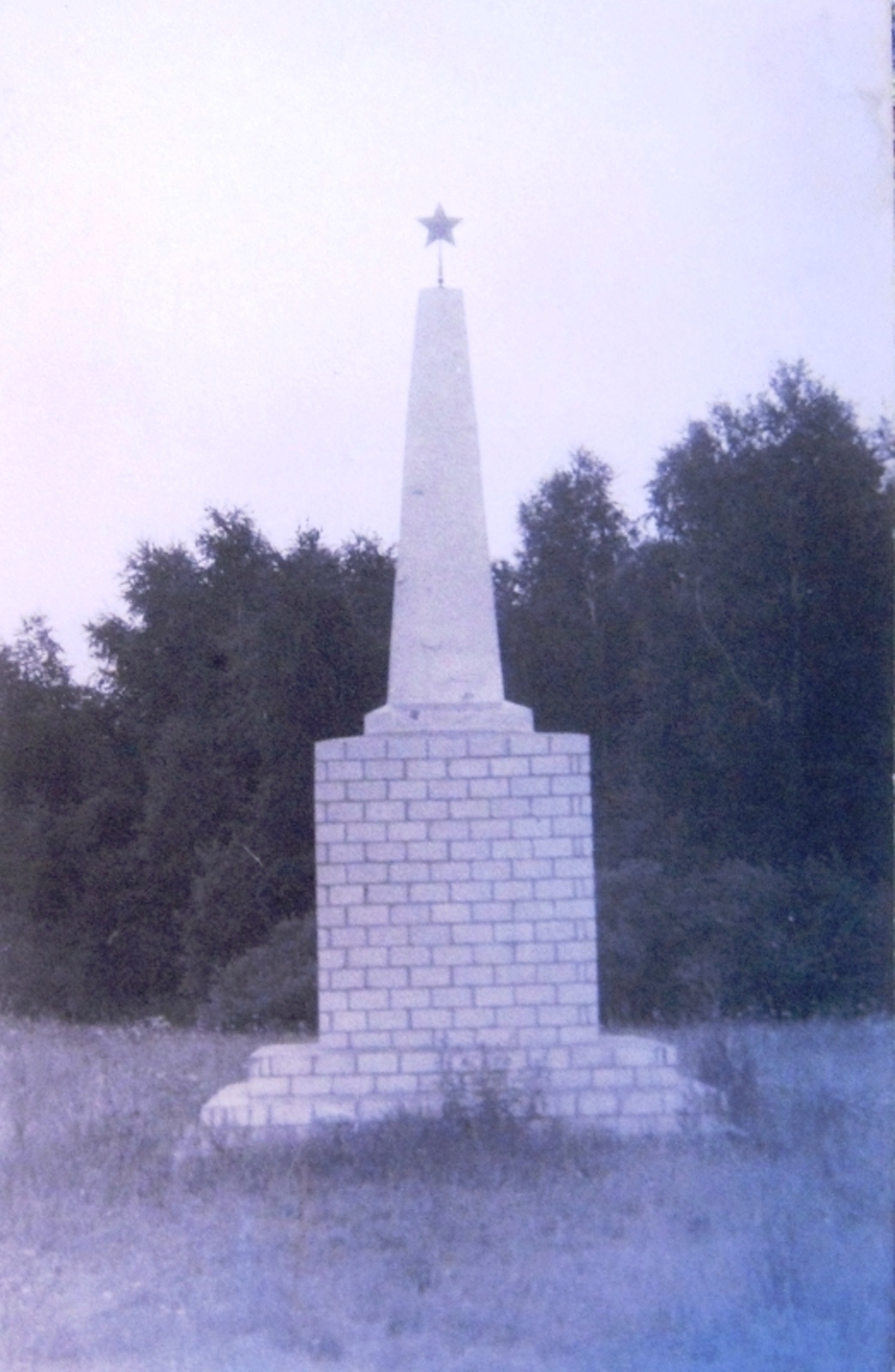Памятник Дмитриеву фото 1989 года