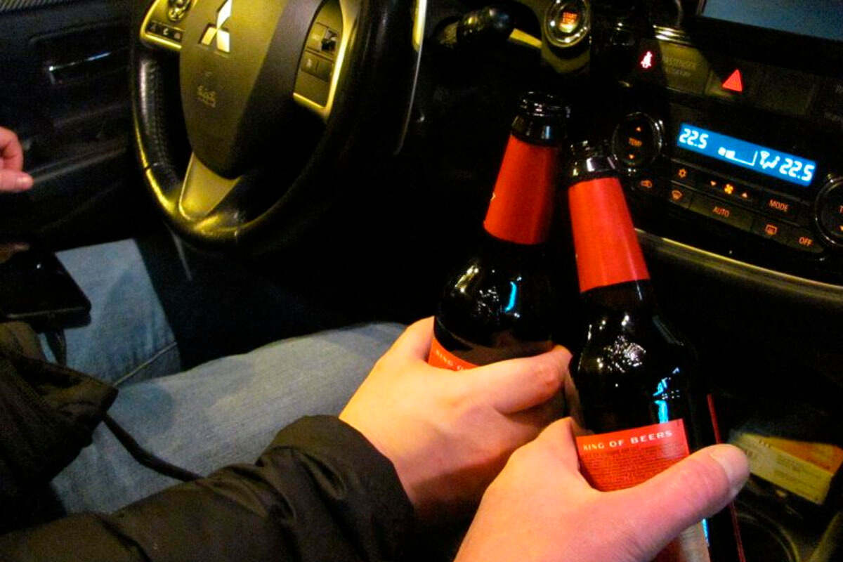 Бутылка пива в машине