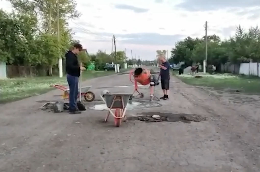 Дороги в селе на севере Казахстана просят отремонтировать подрядчика из Кызылорды