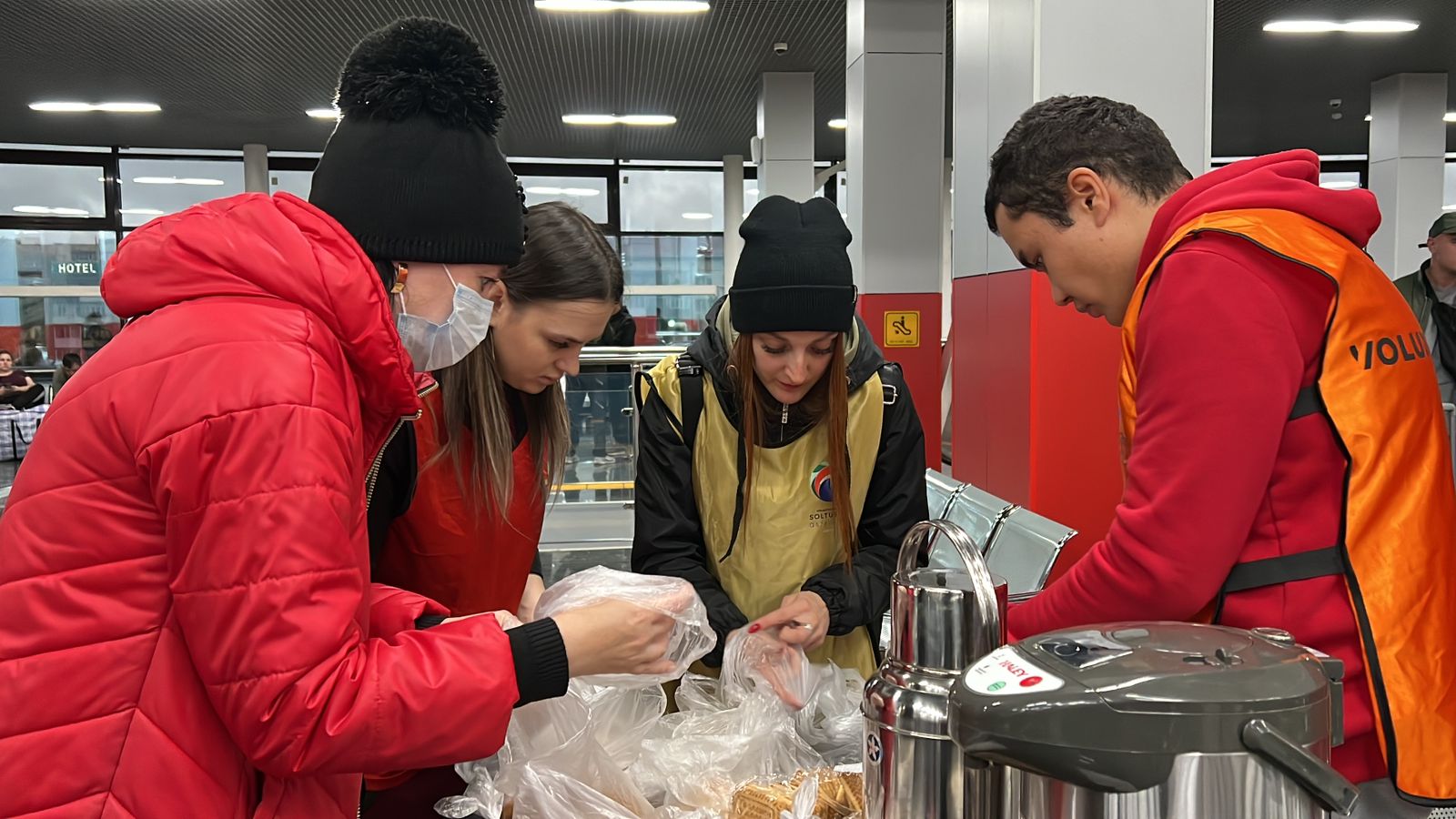 Россияне в казахстане. Волонтеры Петропавловск. Казахские волонтеры. Волонтеры Петропавловск Казахстан. Добровольцы на вокзале.