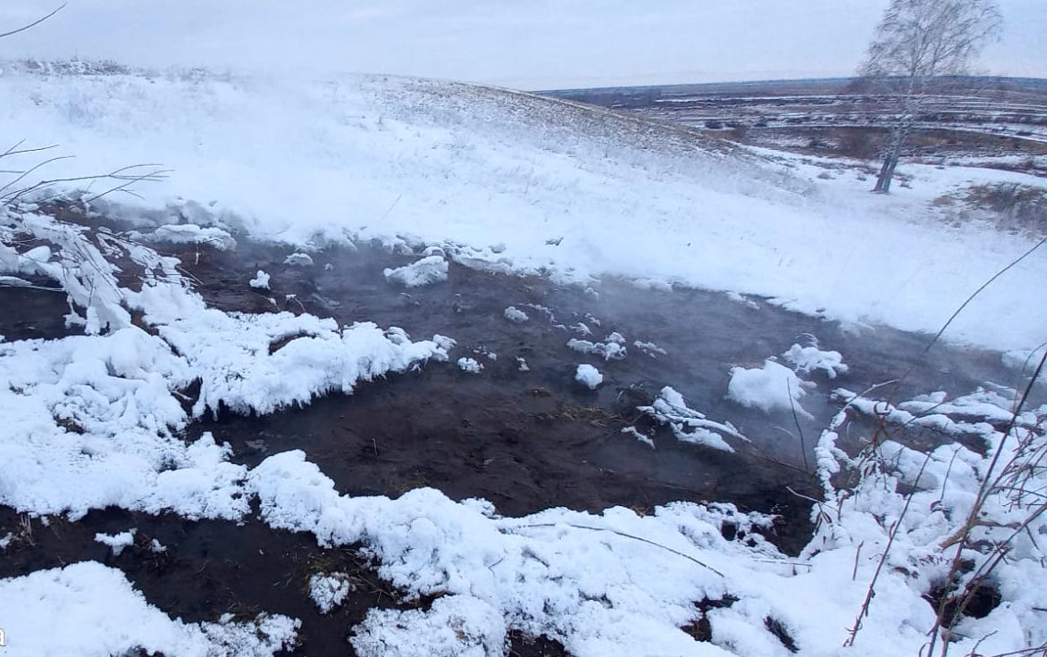 Сброс воды в казахстане 2024. Несанкционированные выбросы канализационных вод в реки. АЦБК сброс воды в реку. Река Ньюс. Ишим зимний река.