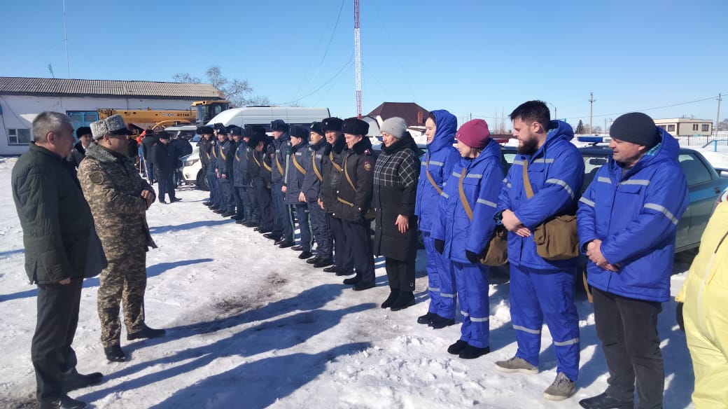 Северо казахстанская новости. Противопаводковые мероприятия. Казахская полиция. Паводки в Казахстане фото. Весенний паводок фото.