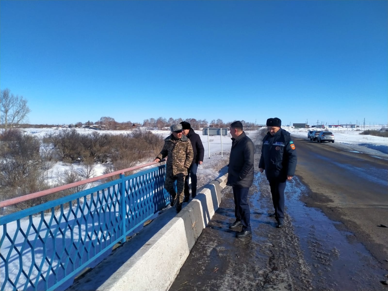 В каких районах казахстана паводки. Паводок. Весенняя река. Паводок весной. Весеннее половодье.