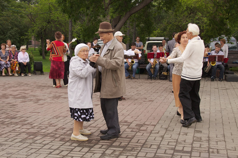 Танцуют все! В парке Петропавловска организуют еженедельную развлекательную  программу для старшего поколения — Петропавловск News