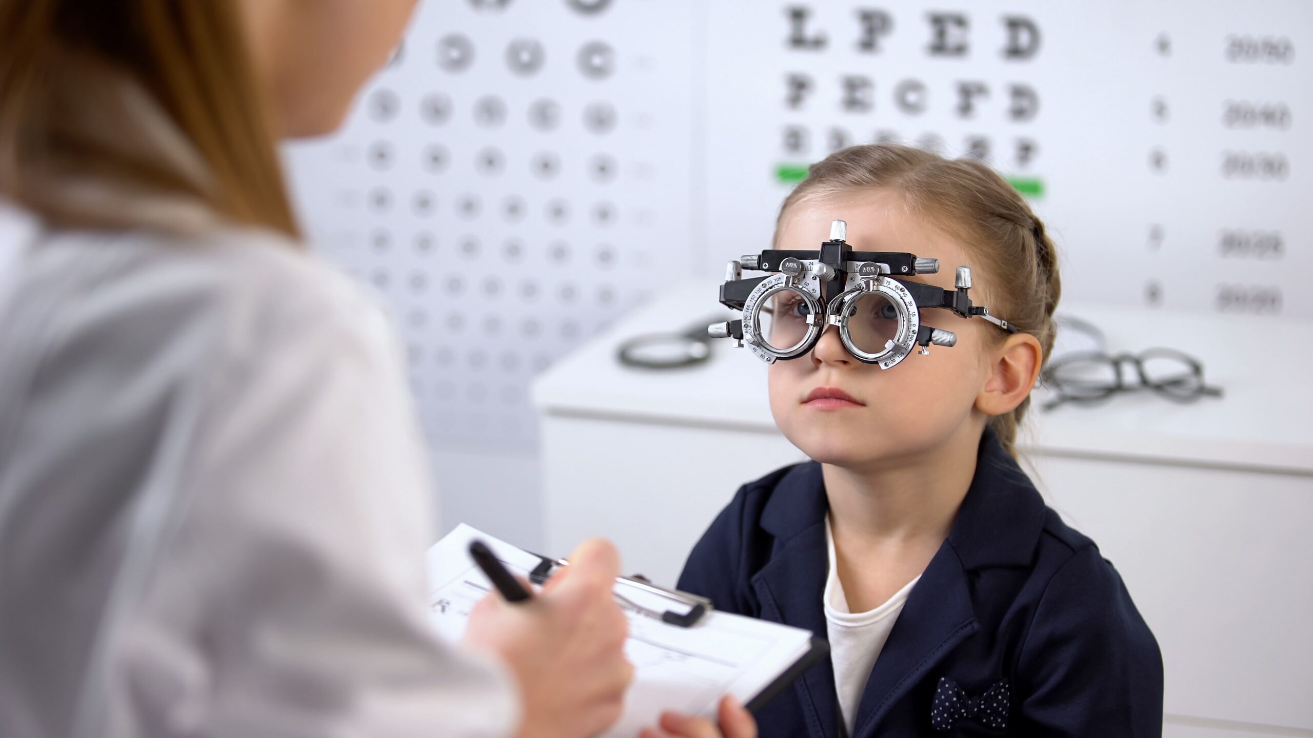 У ребенка зрение 1 5. Ребенок у офтальмолога. Школьник проверяет зрение. Помещение для детей со зрением. Игры для зрения для детей интересные.