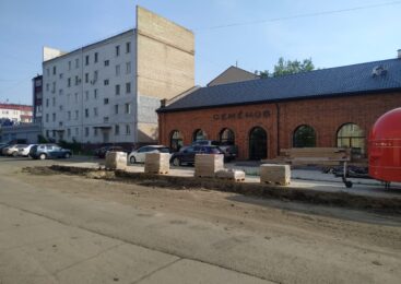 Проезжая часть вместо сквера: в Петропавловске горожанам вернули парковку и дорогу для автомобилей