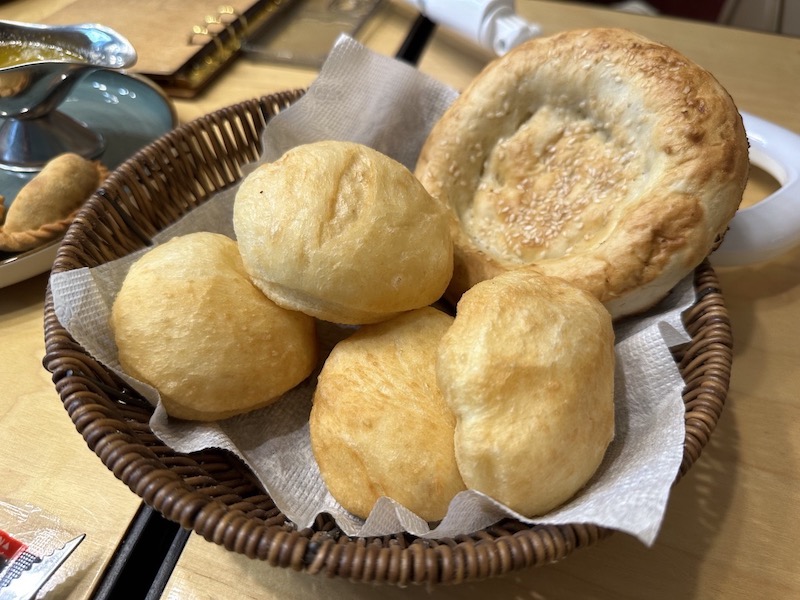 Баурсаки и тандырная лепёшка ресторан Бакшиш хлеб