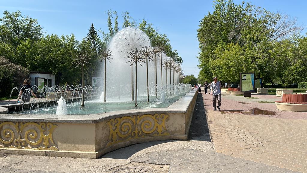 фонтан жара лето город