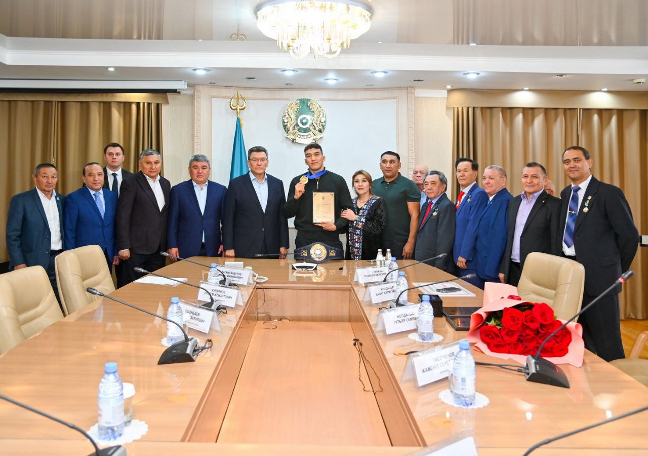 Чемпиона мира по борьбе Ризабека Айтмухана поздравил аким Северо-Казахстанской области