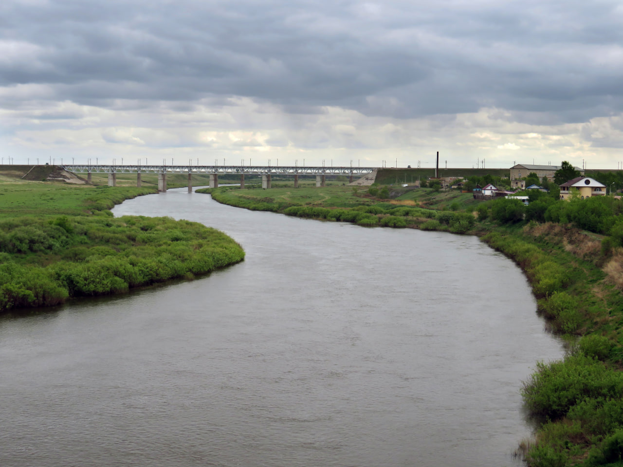 Самая большая река казахстана. Река Ишим в Казахстане. Петропавловск Казахстан река Ишим. Казахстан река Ишим на дамбе 2024. Река Вардар картинки.