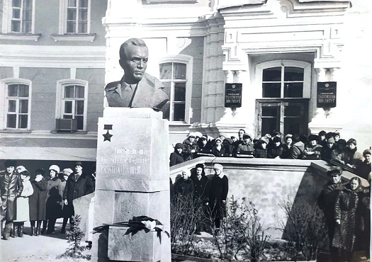 Борис Ильич Збарский в центре с учениками 25-й школы, 1943 год