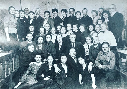 Борис Ильич Збарский в центре с учениками 25-й школы, 1943 год